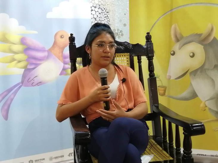 Astronauta veracruzana comparte sus conocimientos en la Feria del Libro Infantil