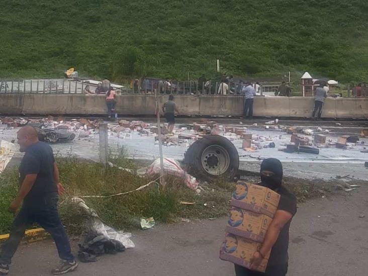 Se accidenta camión con leche en Nogales; se desata rapiña (+Video)