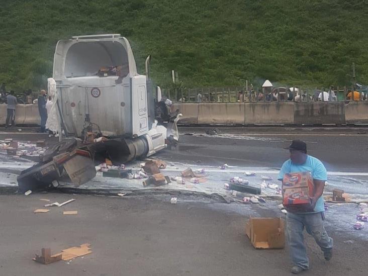 Se accidenta camión con leche en Nogales; se desata rapiña (+Video)