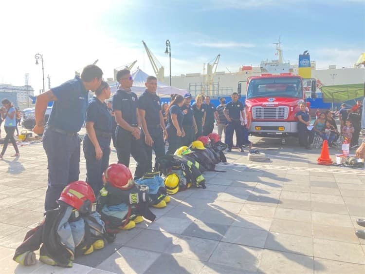 Adultos y niños disfrutan de exhibición de bomberos en Veracruz (+Video)