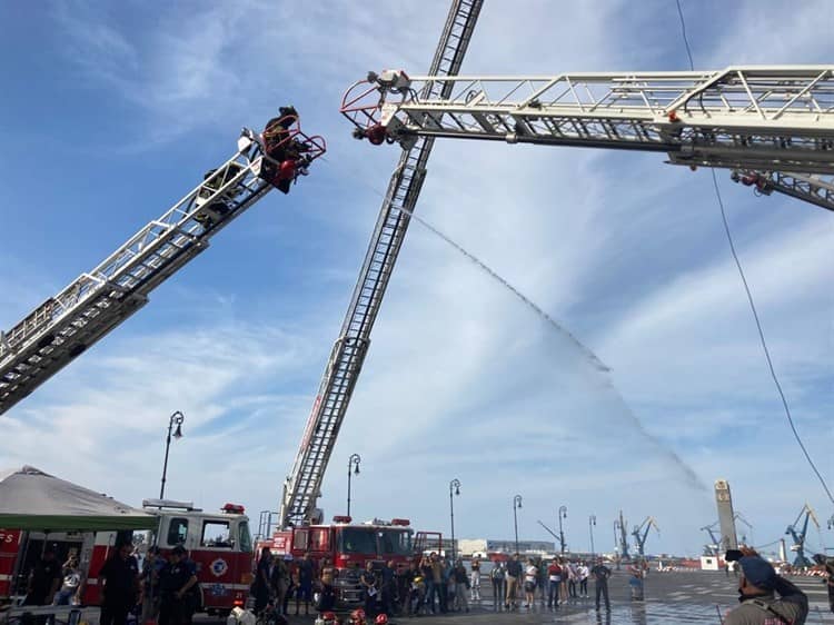 Adultos y niños disfrutan de exhibición de bomberos en Veracruz (+Video)