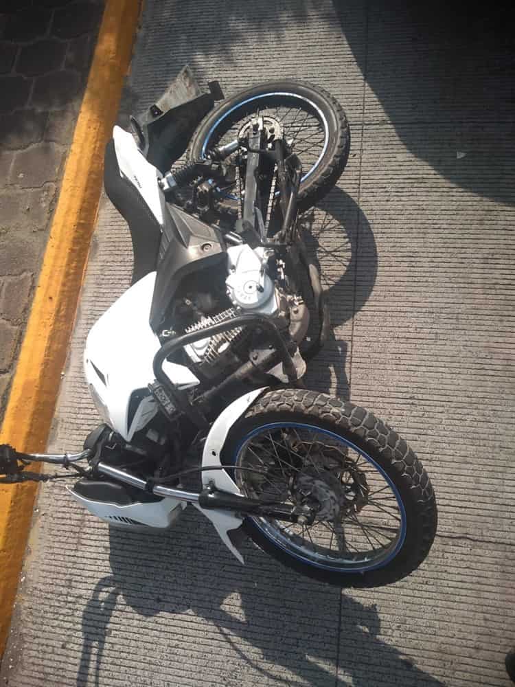 Motociclista se impacta contra vehículo en Veracruz