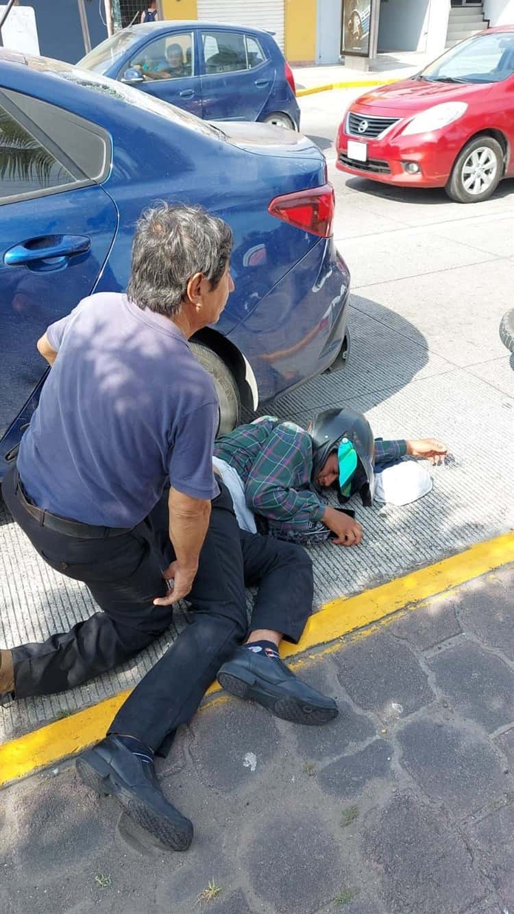 Motociclista se impacta contra vehículo en Veracruz