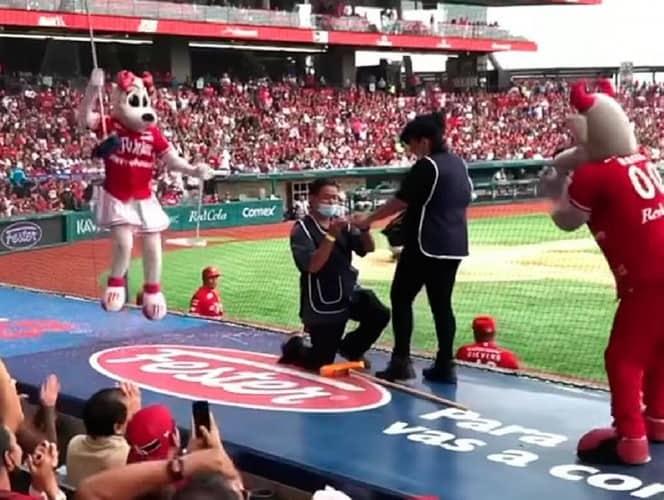 (Video) Pareja se compromete durante un partido de beisbol de los Diablos Rojos