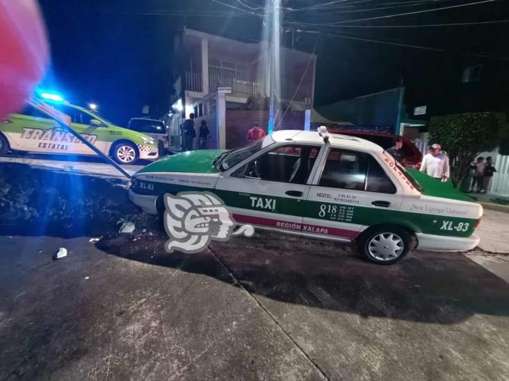 Taxista pierde el control y casi vuelca en colonia José Cardel de Xalapa