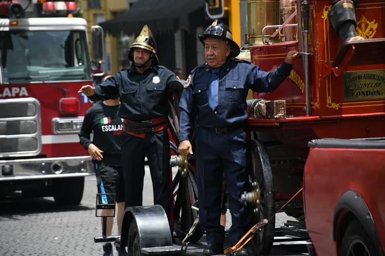 Bomberos veracruzanos urgen reforma legal para no vivir de donativos