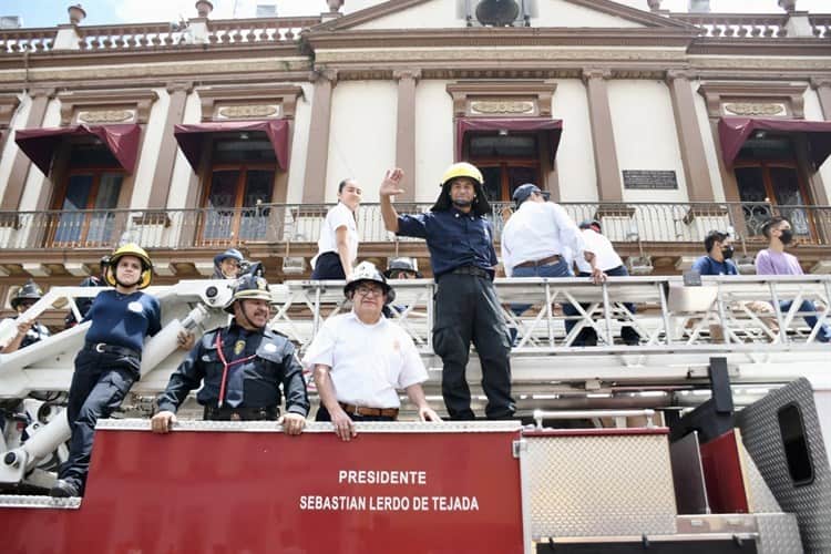 Bomberos veracruzanos urgen reforma legal para no vivir de donativos