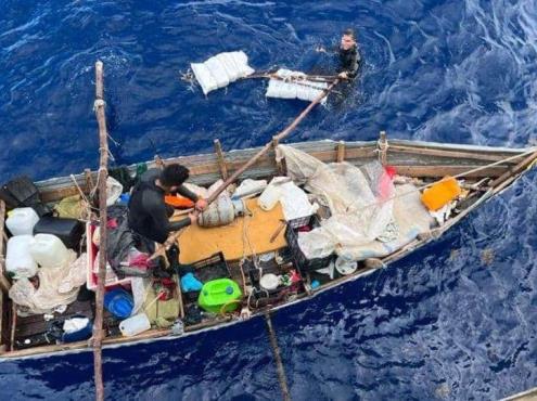 Rescatan a cubanos que naufragaban en una balsa casera en Yucatán