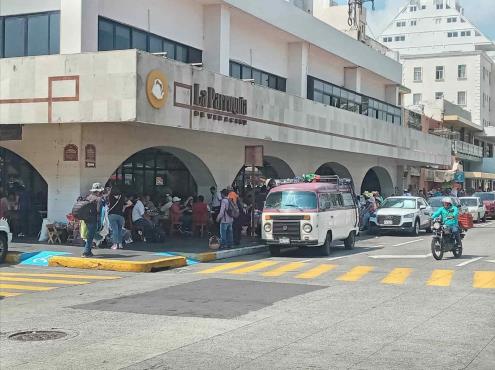 Turistas abarrotan calles del Centro Histórico de Veracruz