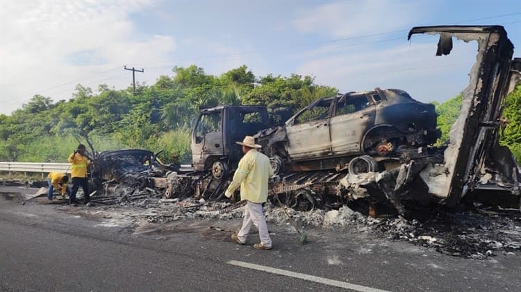 Se incendia tráiler en la autopista La Tinaja – Cosamaloapan