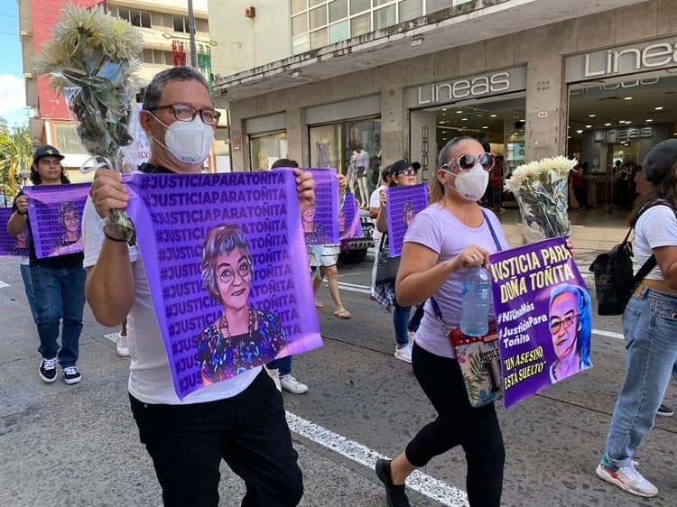 Marchan para exigir justicia por Toñita; asesinada en su domicilio en Veracruz
