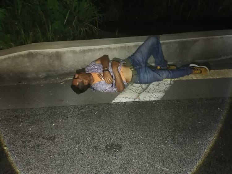 Sujeto presuntamente ebrio se queda dormido en la autopista Veracruz - Cardel