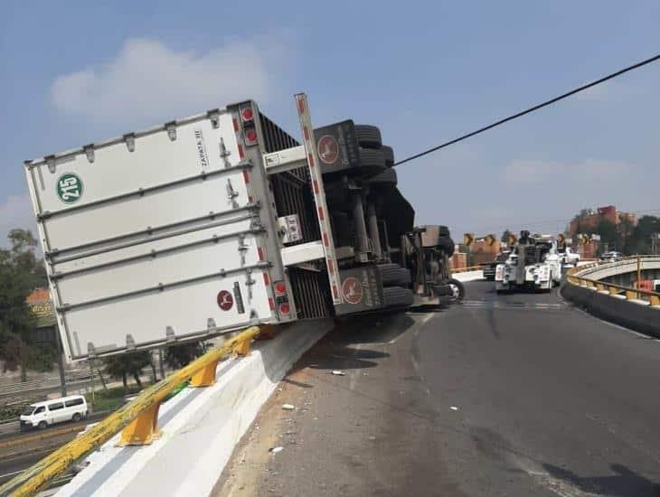 (Video) Tráiler a nada de caer de puente en carretera México-Querétaro