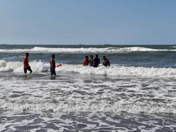 Rescatan a hombre y menor de edad de ahogarse en playas de Coatzacoalcos