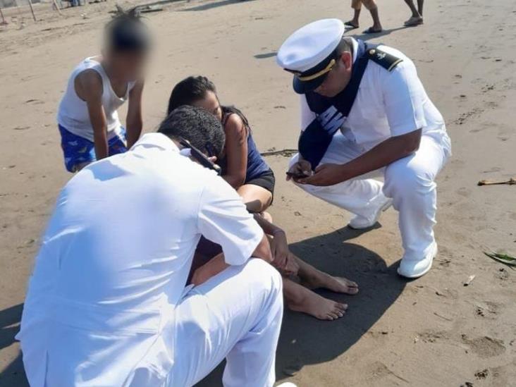 Rescatan a hombre y menor de edad de ahogarse en playas de Coatzacoalcos