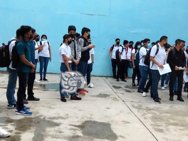 Seis mil alumnos de prepa y superior iniciaron clases en Acayucan