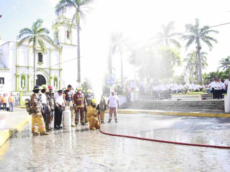 Realizan el tradicional baño al personal de bomberos de Alvarado