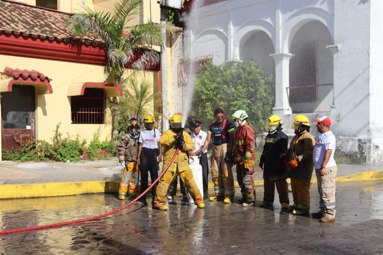 Realizan el tradicional baño al personal de bomberos de Alvarado