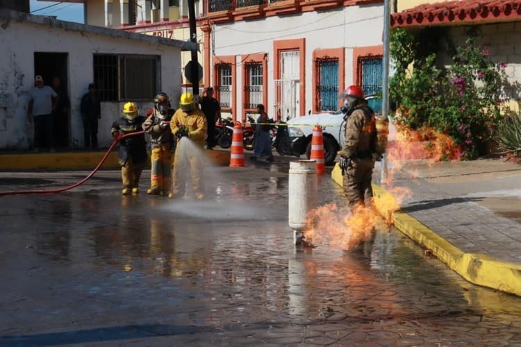 Realizan el tradicional baño al personal de bomberos de Alvarado