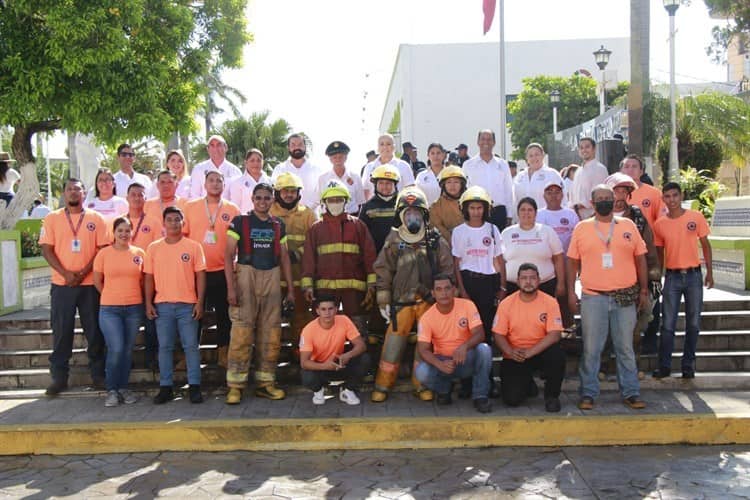 Realizan el tradicional baño al personal de bomberos de Alvarado