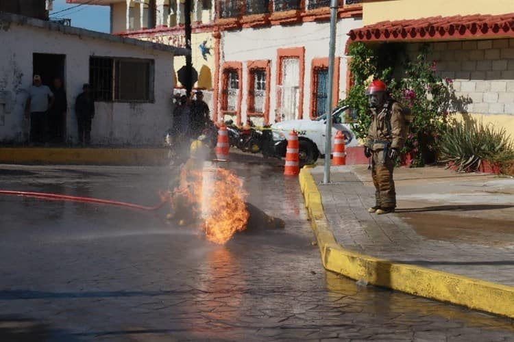 Realizan el tradicional baño al personal de bomberos de Alvarado