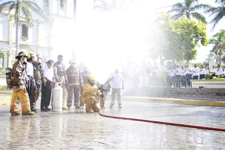 Realizan el tradicional baño al personal de bomberos de Alvarado