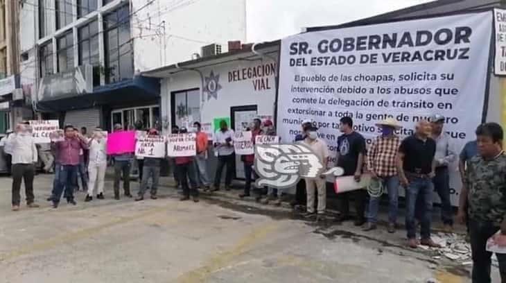 Automovilistas protestan contra abusos de agentes de tránsito en Las Choapas