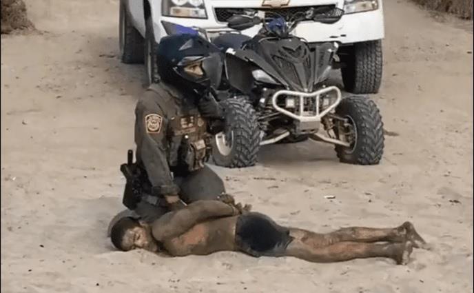 (+Video) Se enfrentan migrantes vs patrulla fronteriza en playas de Tijuana