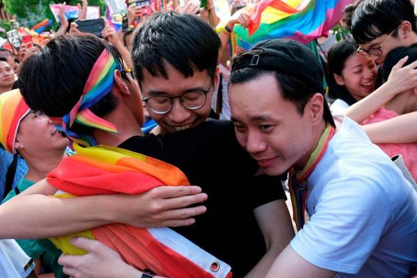 Singapur despenaliza las relaciones íntimas entre hombres