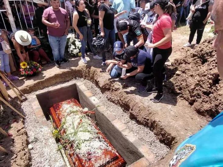 Entre gritos de justicia, familiares sepultan a reportero asesinado en Guerrero
