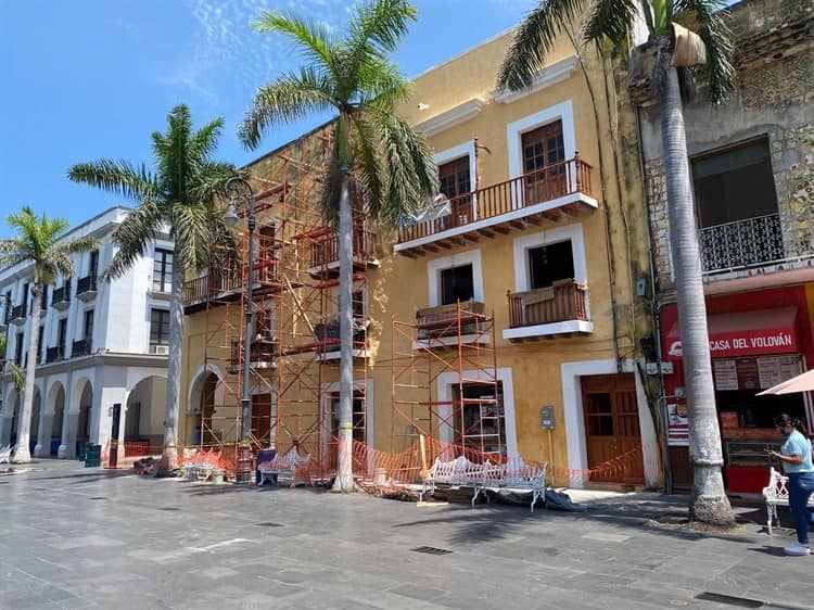 Realizan trabajos de mantenimiento a fachada de la fototeca de Veracruz