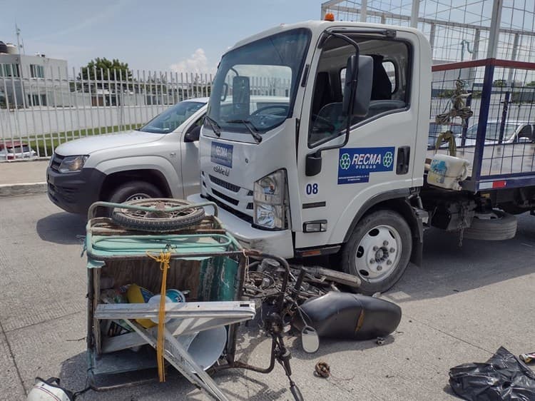 (Video)Hombre es atropellado en su triciclo por camión de carga en calles de Veracruz