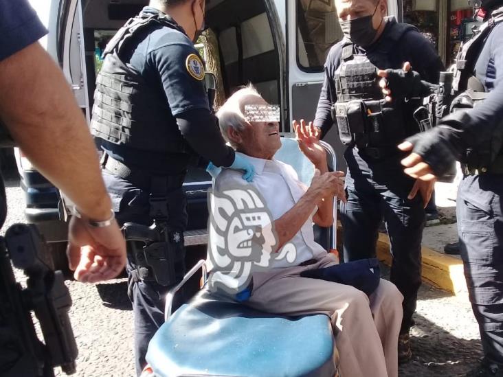 Persona mayor cayó al bajar de un taxi; pasó en Xalapa