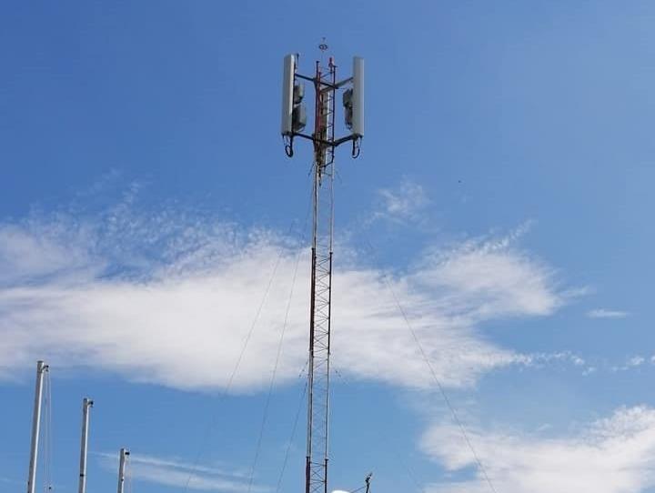Instalan antena y alistan escenario para recibir a AMLO en el sur de Veracruz
