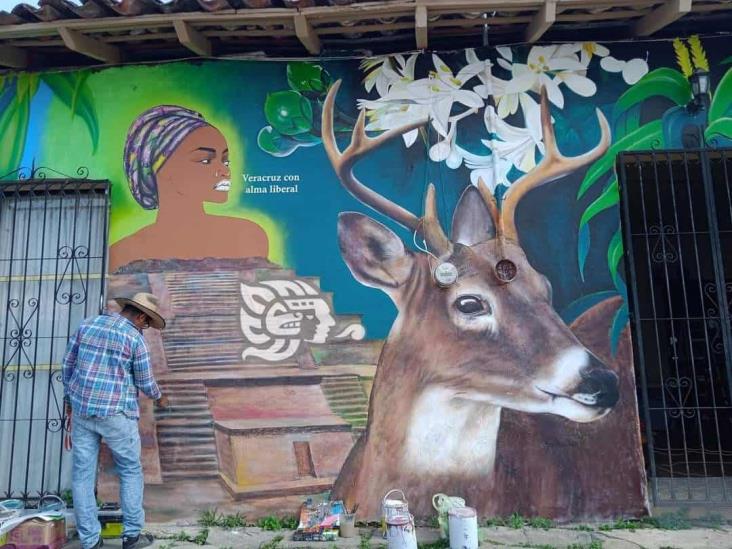 Mujer afrodescendiente ocupa lugar de Cisneros en mural de Misantla