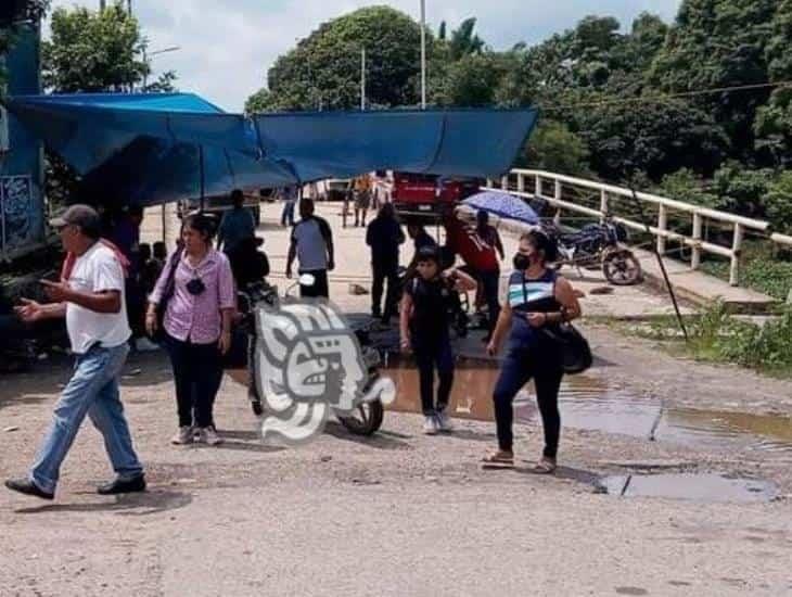 Pobladores mantienen cerrado el paso en el puente “La Amistad”