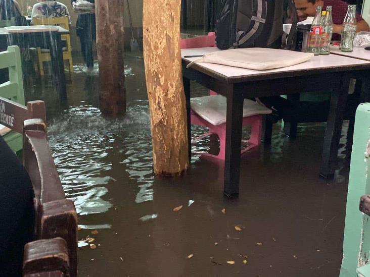 (Video) Cae tormenta en Culiacán, inundados comensales deciden seguir la fiesta
