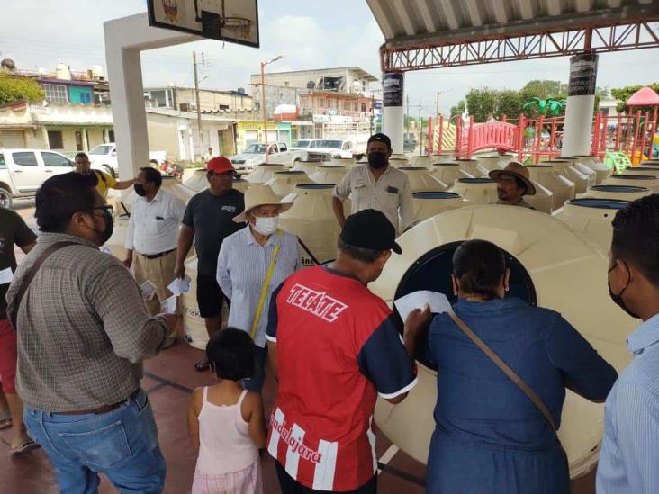 Beneficia asociación a ciudadanos de Villa Cuichapa con tinacos a bajo costo