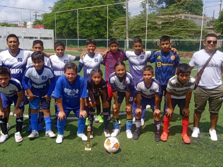 Niupi es bicampeón del futbol Infantil de Jáltipan