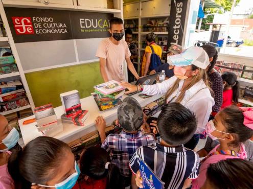 Rosalba Rodriguez fomenta lectura y educación en Acayucan
