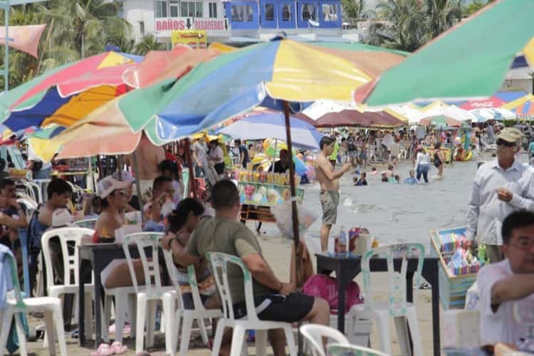Turistas de El Salvador son los que más visitan las playas de Veracruz: restaurantero