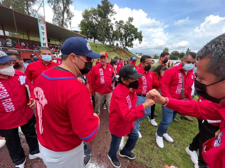 En Xalapa, Víctor Flores promete buscar mejora a sueldos de ferrocarrileros