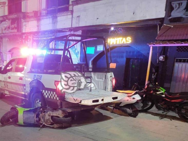 Motociclista pierde el control y se impacta contra patrulla en calles de Misantla