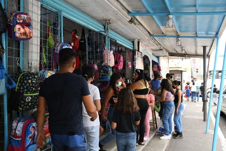 Video: Familias abarrotan comercios por compras de pánico de útiles en Veracruz