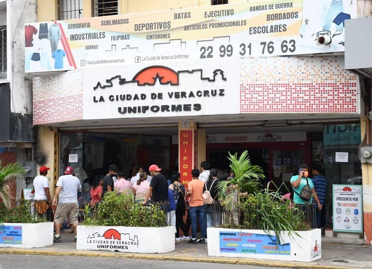 Video: Familias abarrotan comercios por compras de pánico de útiles en Veracruz