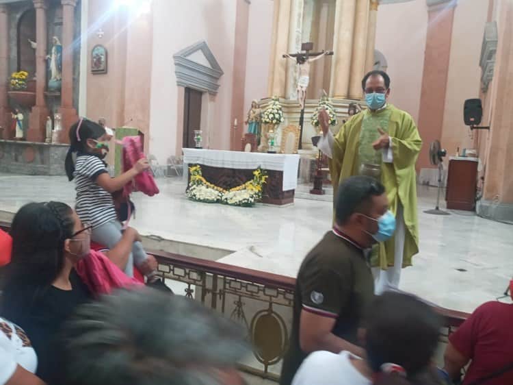 Bendicen mochilas previo al regreso a clases presencial en la Catedral de Veracruz