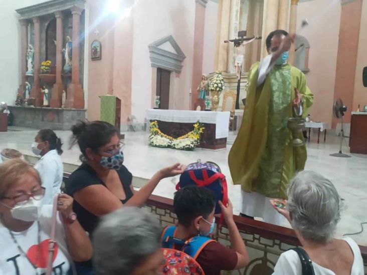 Bendicen mochilas previo al regreso a clases presencial en la Catedral de Veracruz
