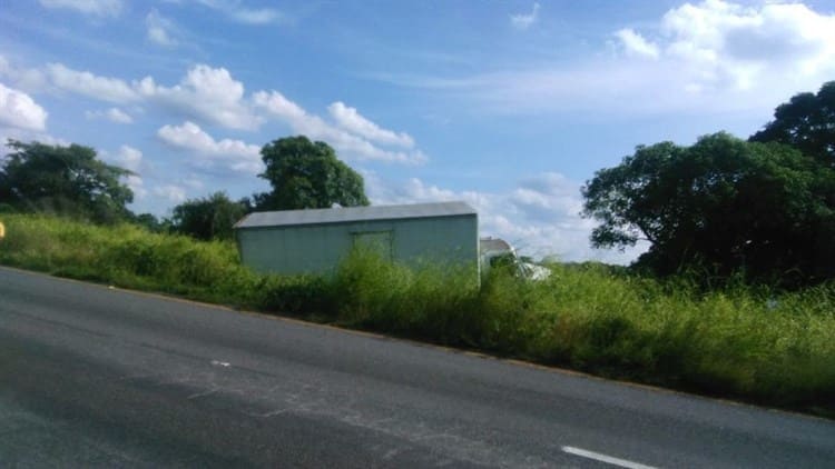 Camión de carga cae en cuneta de autopista La Tinaja a Cosamaloapan
