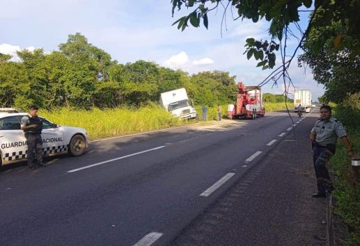 Camión de carga cae en cuneta de autopista La Tinaja a Cosamaloapan