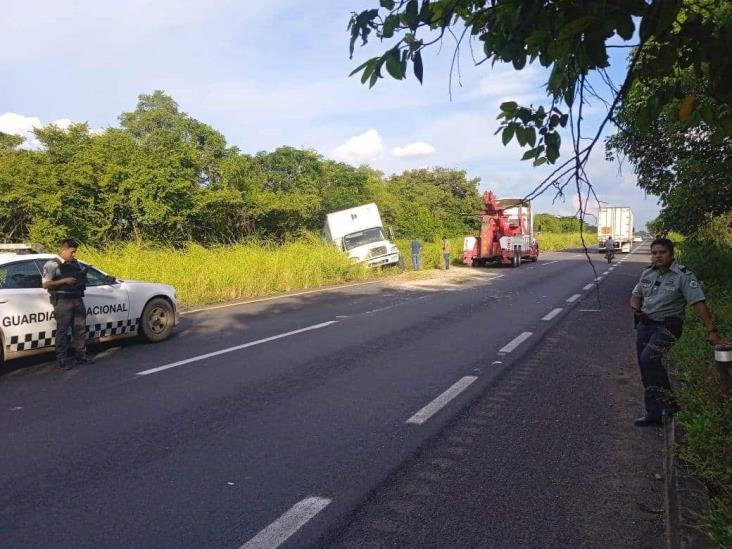 Camión de carga cae en cuneta de autopista La Tinaja a Cosamaloapan